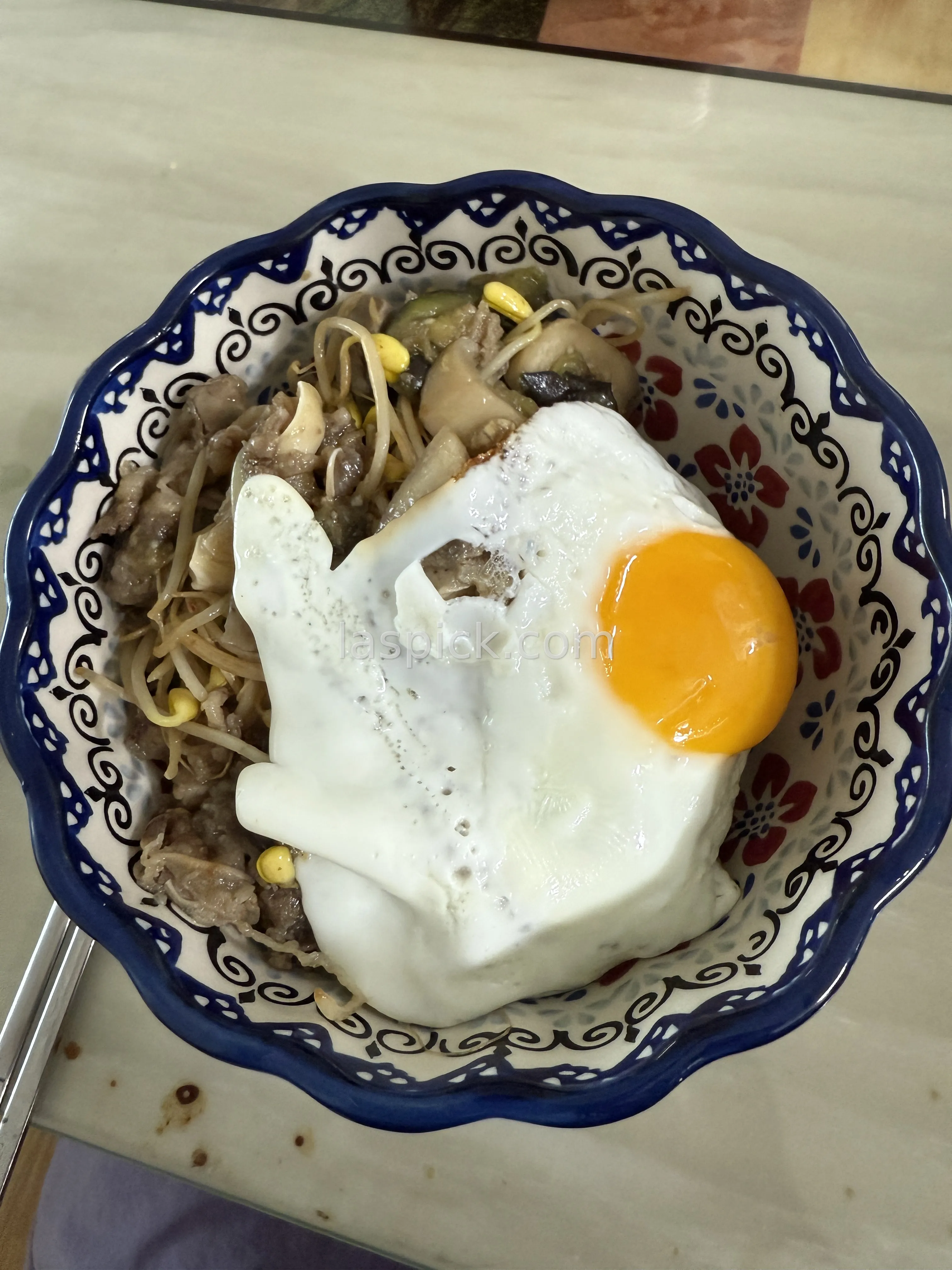 토사장이 힘들게 해요. 머리고기 대패 채소볶음덮밥